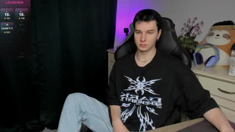 Snapshot of vincent__strong chatting on 12-15-25, 08:18 Vincent Strong online show from 12-15-25, 08:18