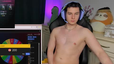 Snapshot of vincent__strong chatting on 12-20-25, 04:08 Vincent Strong online show from 12-20-25, 04:08