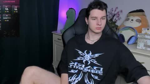 Snapshot of vincent__strong chatting on 12-21-25, 01:35 Vincent Strong online show from 12-21-25, 01:35