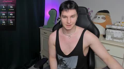 Snapshot of vincent__strong chatting on 12-22-25, 08:00 Vincent Strong online show from 12-22-25, 08:00