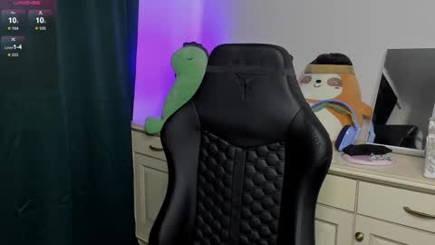 Snapshot of vincent__strong chatting on 03-08-26, 08:18 Vincent Strong online show from 03-08-26, 08:18