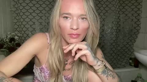 Snapshot of vinique99 chatting on 05-24-26, 02:55 vinique99 online show from 05-24-26, 02:55