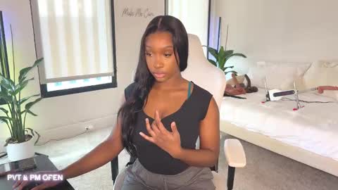 Snapshot of violet6xft chatting on 01-24-25, 06:46 Fantasy Black Girl online show from 01-24-25, 06:46