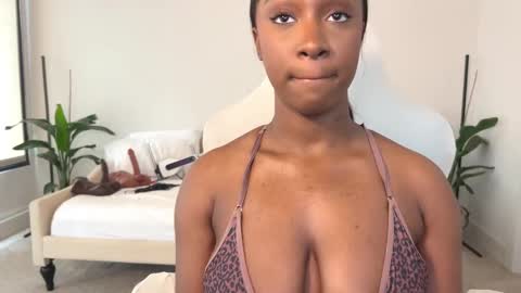 Snapshot of violet6xft chatting on 02-10-25, 09:25 Fantasy Black Girl online show from 02-10-25, 09:25