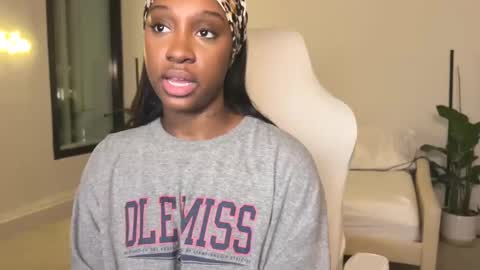 Snapshot of violet6xft chatting on 02-11-25, 05:37 Fantasy Black Girl online show from 02-11-25, 05:37