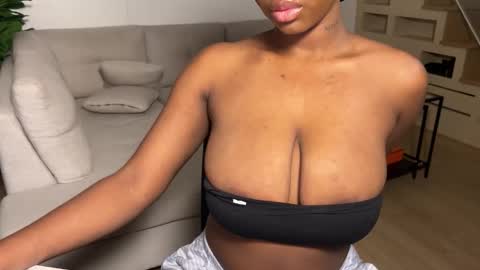 Snapshot of violet6xft chatting on 10-16-25, 02:07 Fantasy Black Girl online show from 10-16-25, 02:07