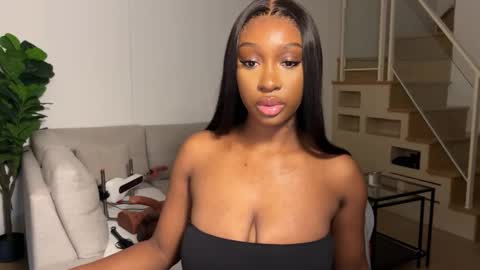 Snapshot of violet6xft chatting on 10-20-25, 06:25 Fantasy Black Girl online show from 10-20-25, 06:25