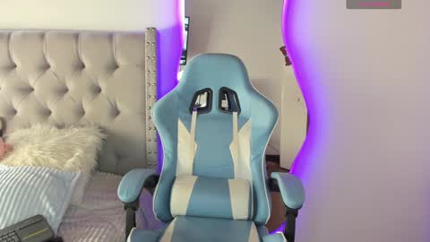 Snapshot of violet_rost chatting on 12-14-24, 03:25 Violet online show from 12-14-24, 03:25