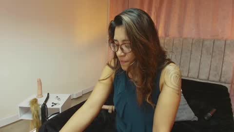 Snapshot of violetascott_ chatting on 02-17-25, 10:03 VIOLETA online show from 02-17-25, 10:03