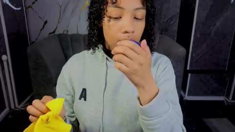 violeth_b online show from 12-21-25, 12:34