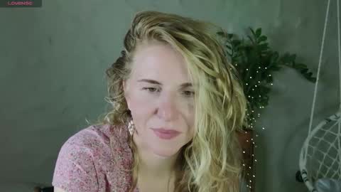 Snapshot of violetplath chatting on 09-12-25, 07:25 Violet next stream December 6 online show from 09-12-25, 07:25