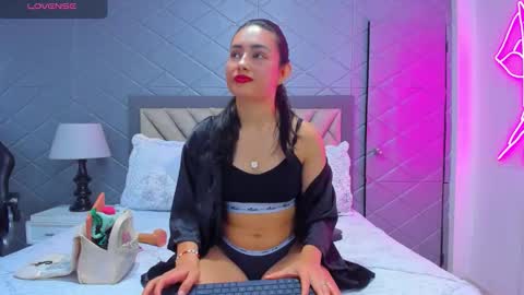 Snapshot of violetrousse chatting on 10-29-25, 03:03 Violet Rousse online show from 10-29-25, 03:03