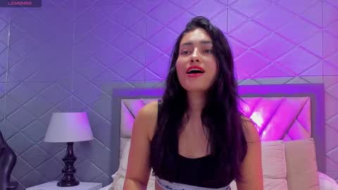 Snapshot of violetrousse chatting on 11-25-25, 02:39 Violet Rousse online show from 11-25-25, 02:39