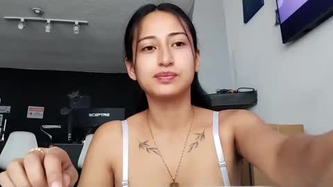 Snapshot of violetskinny chatting on 01-19-25, 03:32 violetskinny online show from 01-19-25, 03:32