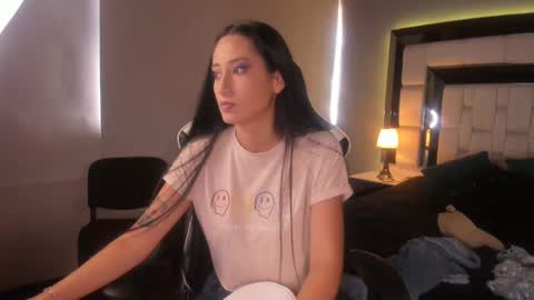 Snapshot of violetskinny chatting on 02-04-25, 07:11 violetskinny online show from 02-04-25, 07:11