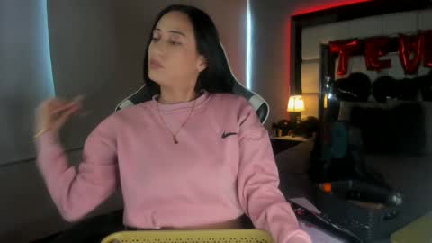 Snapshot of violetskinny chatting on 02-19-25, 07:16 violetskinny online show from 02-19-25, 07:16