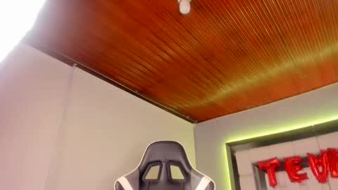 Snapshot of violetskinny chatting on 02-23-25, 11:36 violetskinny online show from 02-23-25, 11:36