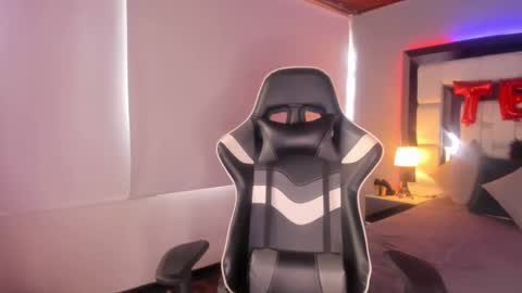 Snapshot of violetskinny chatting on 03-07-25, 08:00 violetskinny online show from 03-07-25, 08:00