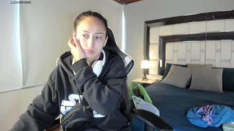 Snapshot of violetskinny chatting on 10-13-25, 07:47 violetskinny online show from 10-13-25, 07:47