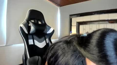 Snapshot of violetskinny chatting on 10-20-25, 06:19 violetskinny online show from 10-20-25, 06:19