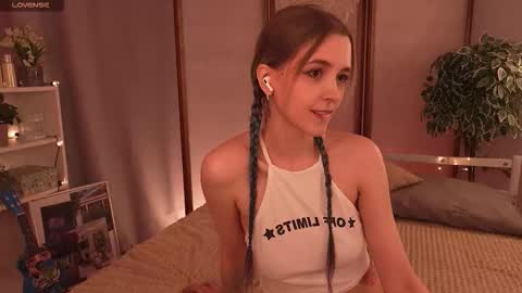 Snapshot of violettessa chatting on 09-15-25, 12:16 violettessa online show from 09-15-25, 12:16