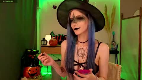 Snapshot of violettessa chatting on 10-28-25, 02:09 violettessa online show from 10-28-25, 02:09