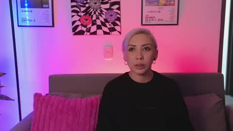 Snapshot of violettgrey_ chatting on 05-17-26, 02:31 Violet online show from 05-17-26, 02:31