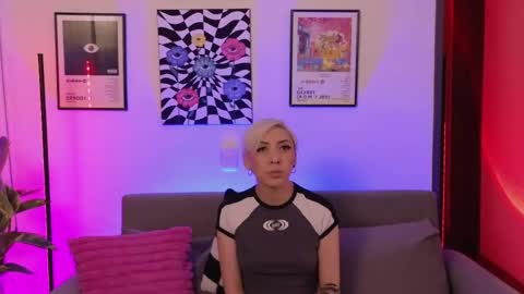 Snapshot of violettgrey_ chatting on 05-26-26, 01:23 Violet online show from 05-26-26, 01:23