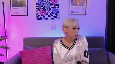 Snapshot of violettgrey_ chatting on 06-01-26, 01:18 Violet online show from 06-01-26, 01:18