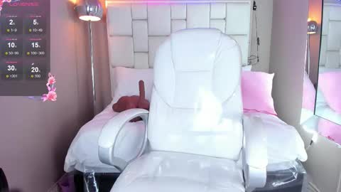 Snapshot of violettharous chatting on 10-21-25, 10:43 VioletthaRous online show from 10-21-25, 10:43