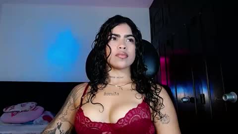 Snapshot of violetwitch05 chatting on 10-01-25, 01:33  Violet  online show from 10-01-25, 01:33