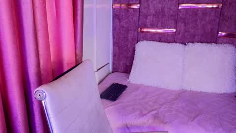 viollettebylyly online show from 10-20-25, 01:55