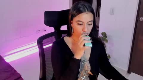 Snapshot of virtual111_ chatting on 01-19-25, 11:10 Lu online show from 01-19-25, 11:10