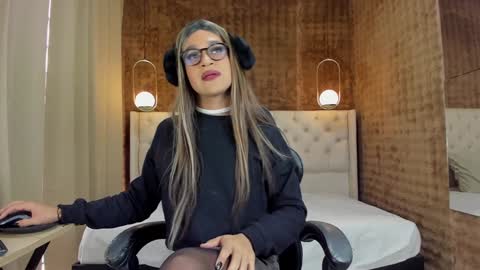 Snapshot of vitta_alfayed chatting on 01-09-25, 12:30 VittaaaPlease help me with your thumbs up its important  online show from 01-09-25, 12:30