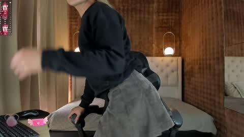 Snapshot of vitta_alfayed chatting on 01-14-25, 01:38 VittaaaPlease help me with your thumbs up its important  online show from 01-14-25, 01:38