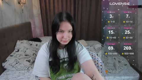 Snapshot of vivi__squirrel chatting on 01-10-25, 10:36 Vivi online show from 01-10-25, 10:36