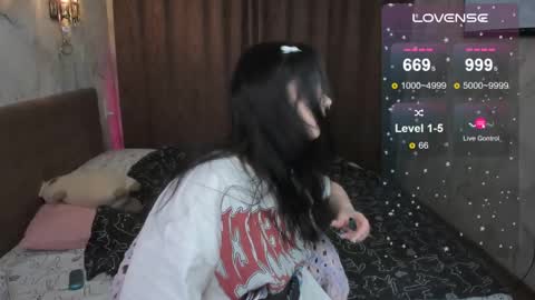 Snapshot of vivi__squirrel chatting on 02-10-25, 03:03 Vivi online show from 02-10-25, 03:03