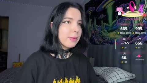 Snapshot of vivi__squirrel chatting on 10-08-25, 07:17 Vivi online show from 10-08-25, 07:17