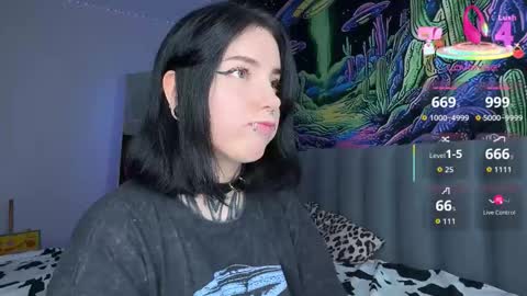 Snapshot of vivi__squirrel chatting on 10-19-25, 02:07 Vivi online show from 10-19-25, 02:07