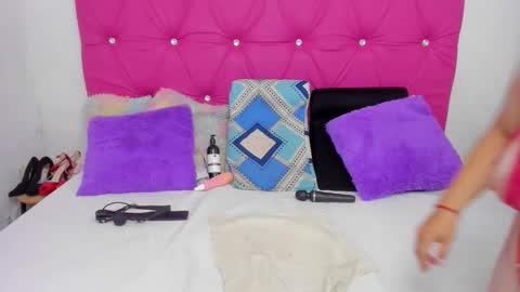 Snapshot of vivianeparis chatting on 10-18-25, 04:41 VivianParis online show from 10-18-25, 04:41