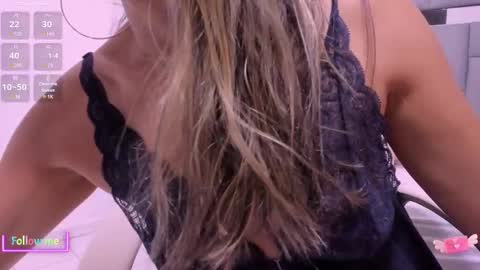 Snapshot of vivianne_scott chatting on 03-08-25, 12:09 Vivi online show from 03-08-25, 12:09