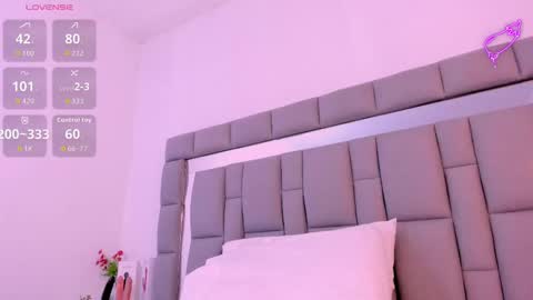 Snapshot of vivianne_scott chatting on 09-17-25, 12:07 Vivi online show from 09-17-25, 12:07