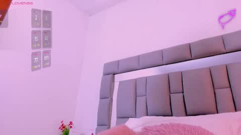 Snapshot of vivianne_scott chatting on 09-19-25, 12:06 Vivi online show from 09-19-25, 12:06