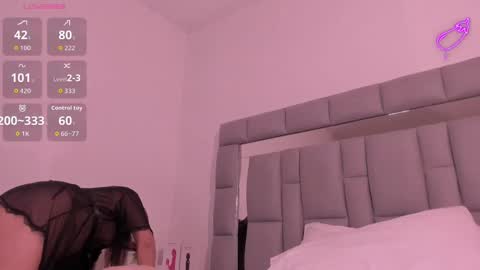 Snapshot of vivianne_scott chatting on 09-22-25, 06:32 Vivi online show from 09-22-25, 06:32