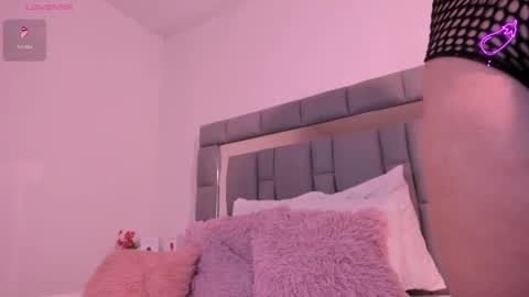 Snapshot of vivianne_scott chatting on 09-27-25, 12:10 Vivi online show from 09-27-25, 12:10