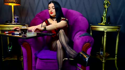 Snapshot of vivianreeve chatting on 12-17-24, 12:54 Vivian Reeve online show from 12-17-24, 12:54