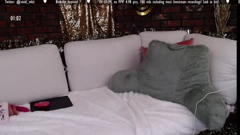 Snapshot of vivid_whit chatting on 01-07-25, 04:18 Whitney online show from 01-07-25, 04:18