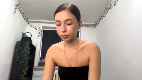 Snapshot of viviennebreihan chatting on 10-28-25, 12:09 Vivi online show from 10-28-25, 12:09