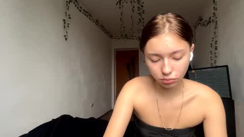 Snapshot of viviennebreihan chatting on 11-10-25, 07:18 Vivi online show from 11-10-25, 07:18