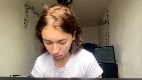 Snapshot of viviennebreihan chatting on 11-12-25, 07:20 Vivi online show from 11-12-25, 07:20